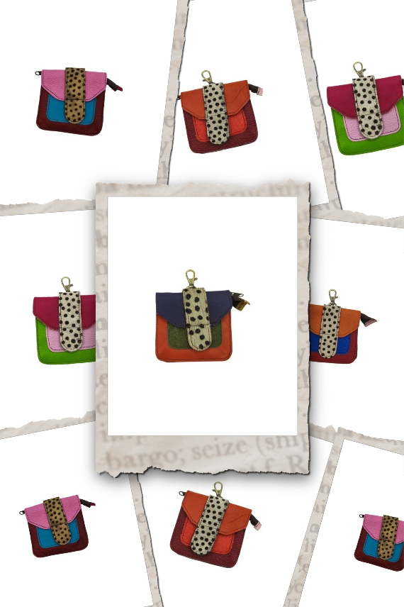 Monedero mini de piel reciclada con solapa print de topitos y mosquetón, accesorio artesanal Samarkanda.