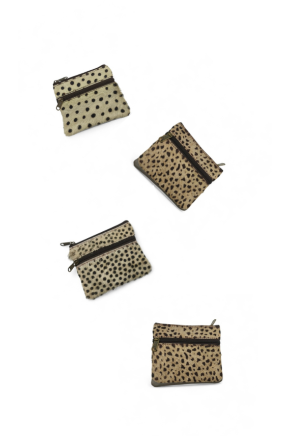 Monedero artesanal de piel reciclada con estampado de topitos y doble cremallera, marca Soruka.