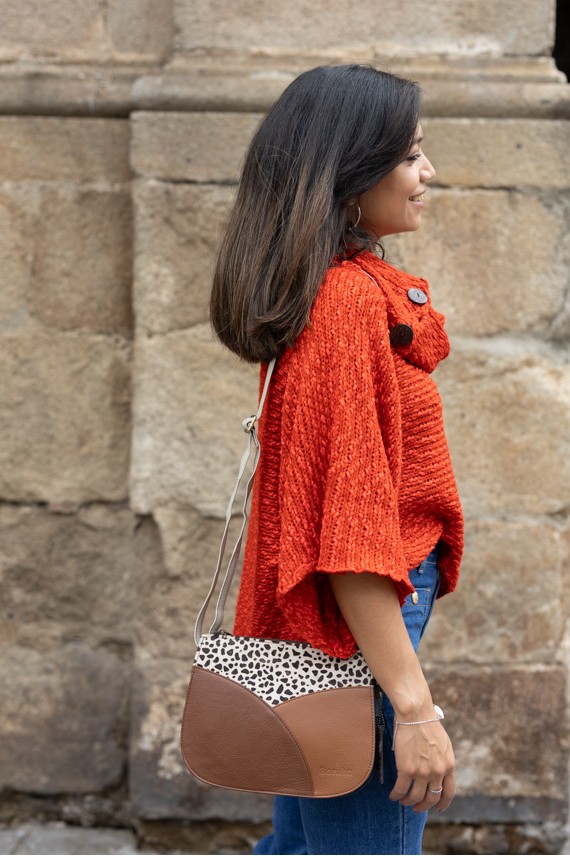 Bolso April Soruka reversible de piel reciclada, lado marrón con animal print y lado gris patchwork, artesanía sostenible.