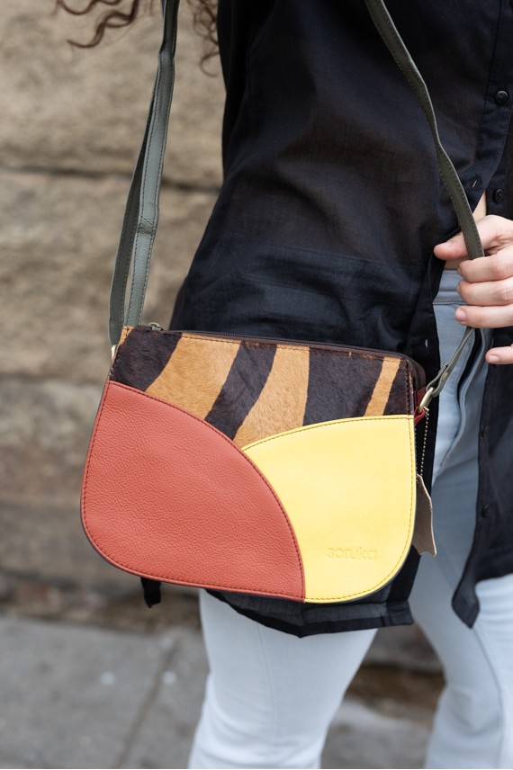 Bolso April Soruka reversible de piel reciclada, lado en patch cálido con animal print rayado y lado rojo burdeos
