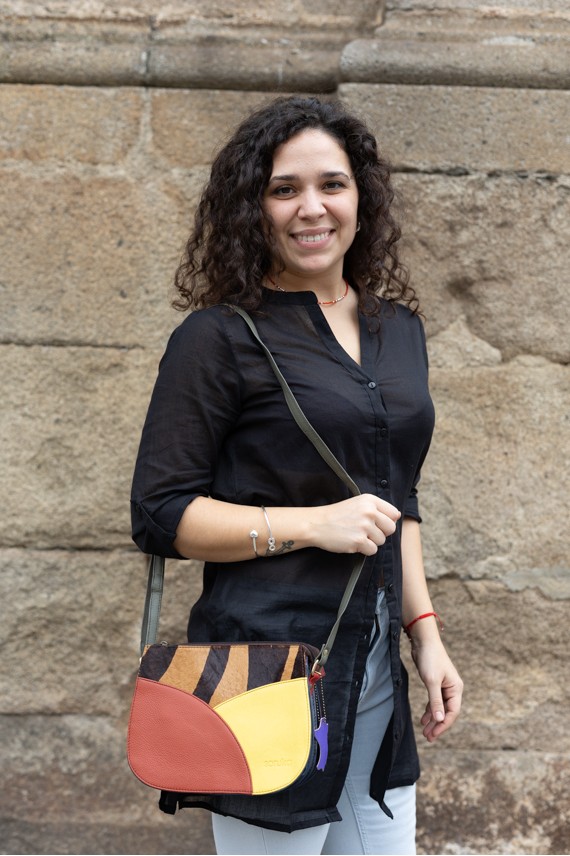 Bolso April Soruka reversible de piel reciclada, lado en patch cálido con animal print rayado y lado rojo burdeos
