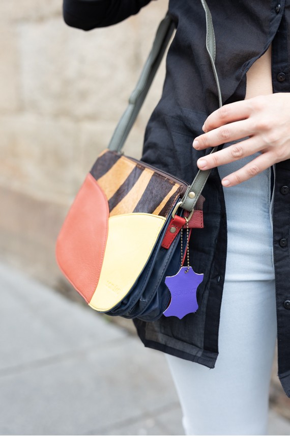 Bolso April Soruka reversible de piel reciclada, lado en patch cálido con animal print rayado y lado rojo burdeos
