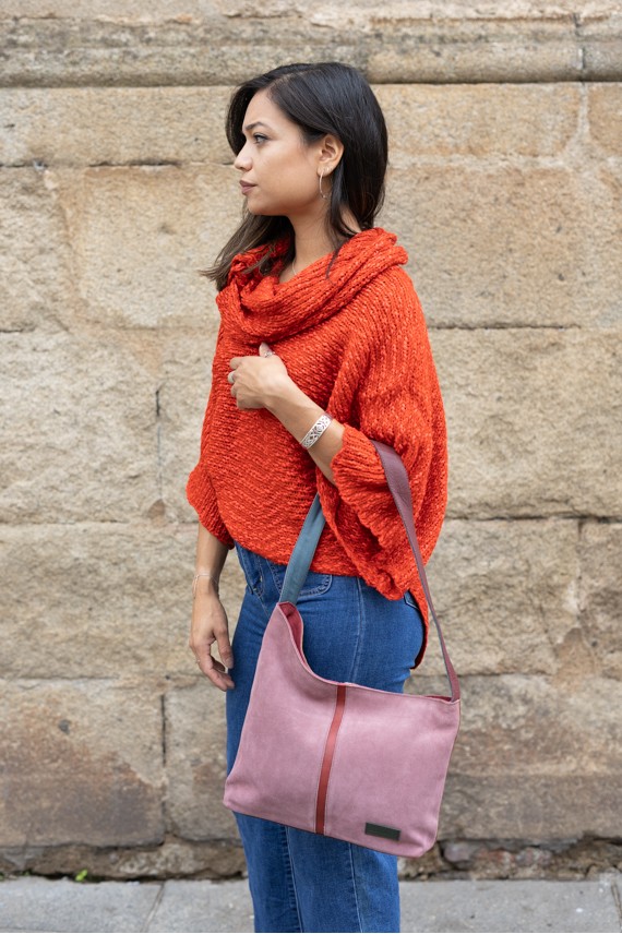 Bolso Noelia Soruka reversible de ante reciclado, con cara rosa y cara marrón con detalle animal print, artesanía sostenible.