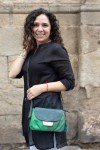 “Bolso Violet de piel reciclada Soruka con solapa reversible y asa con nudo ajustable, diseño artesanal sostenible.”