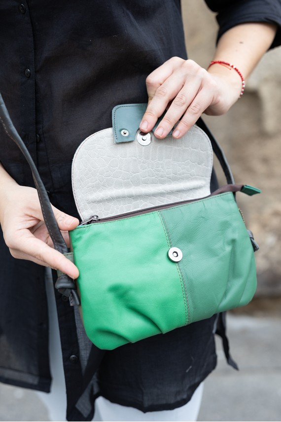 “Bolso Violet de piel reciclada Soruka con solapa reversible y asa con nudo ajustable, diseño artesanal sostenible.”