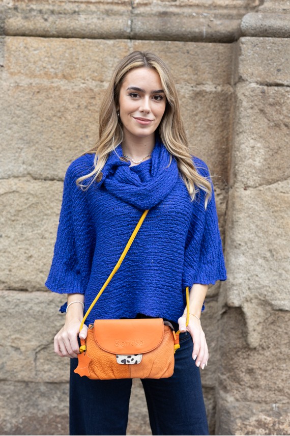 “Bolso Violet de piel reciclada Soruka con solapa reversible y asa con nudo ajustable, diseño artesanal sostenible.”