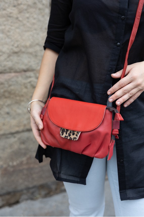 “Bolso Violet de piel reciclada Soruka con solapa reversible y asa con nudo ajustable, diseño artesanal sostenible.”