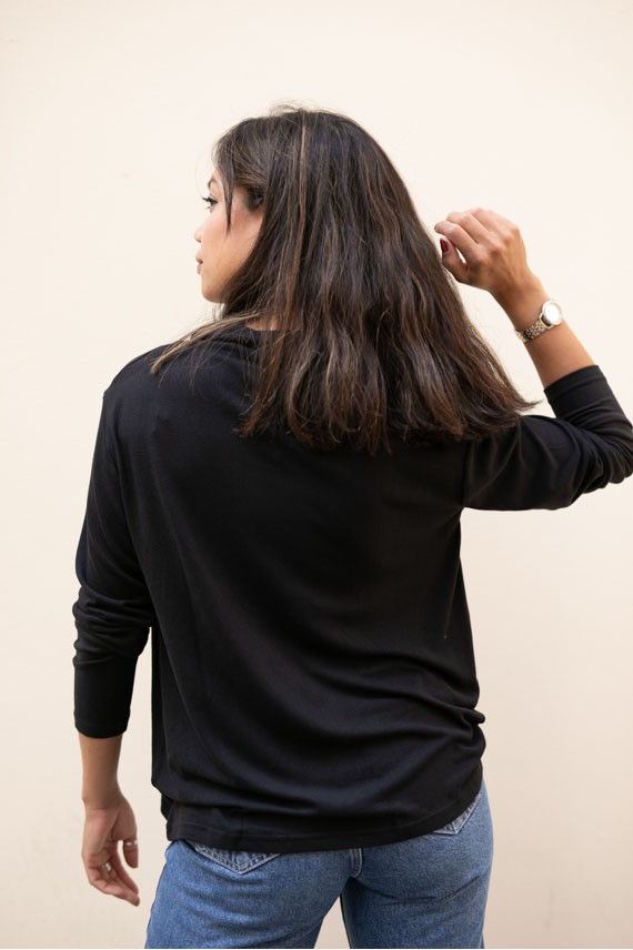 "Jersey negro oversize de felpa suave con cuello cisne, moda boho artesanal Samarkanda."