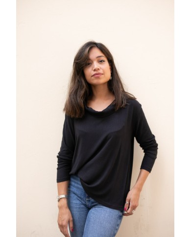 "Jersey negro oversize de felpa suave con cuello cisne, moda boho artesanal Samarkanda."