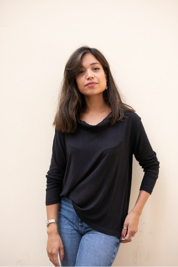 "Jersey negro oversize de felpa suave con cuello cisne, moda boho artesanal Samarkanda."