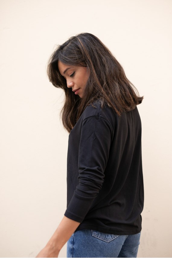 "Jersey negro oversize de felpa suave con cuello cisne, moda boho artesanal Samarkanda."