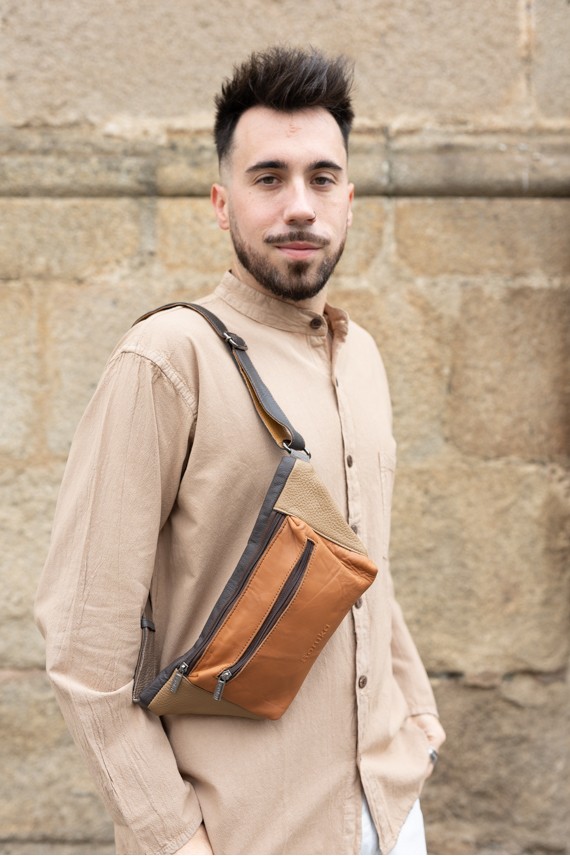 "Riñonera Oliver en piel sostenible multicolor Soruka, diseño artesanal unisex de Samarkanda."