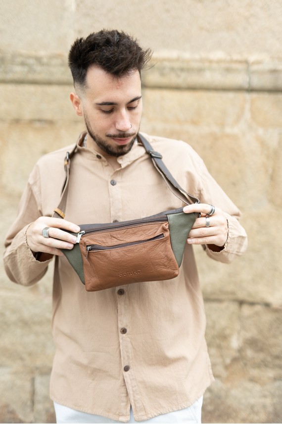 "Riñonera Oliver en piel sostenible multicolor Soruka, diseño artesanal unisex de Samarkanda."