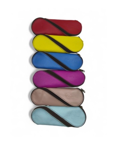 "Funda de gafas en piel reciclada Soruka con cierre transversal de cremallera, disponible en varios colores.