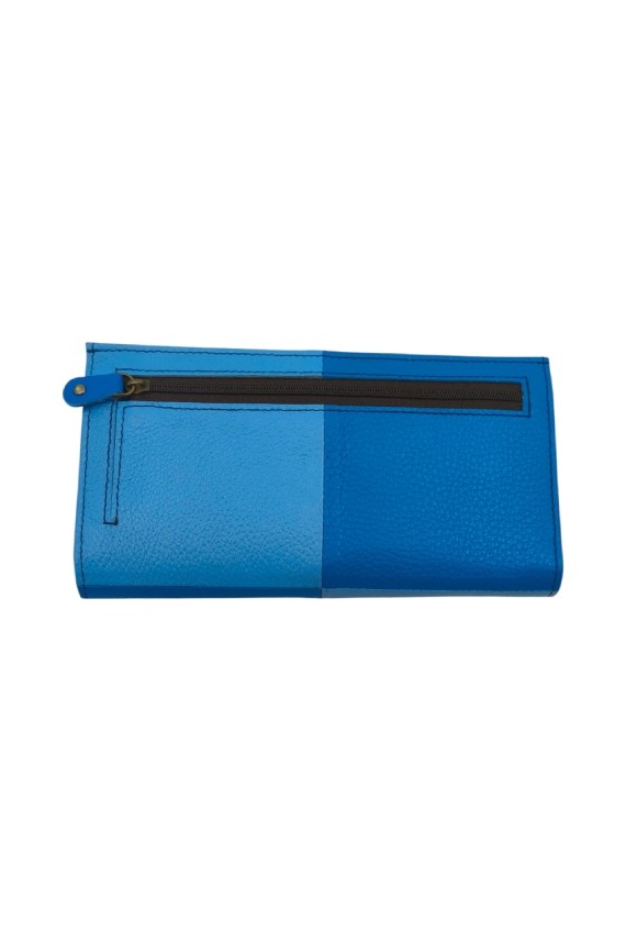 "Cartera Judith Green Soruka en piel reciclada con solapa animal print, cierre de imán y compartimentos interiores."