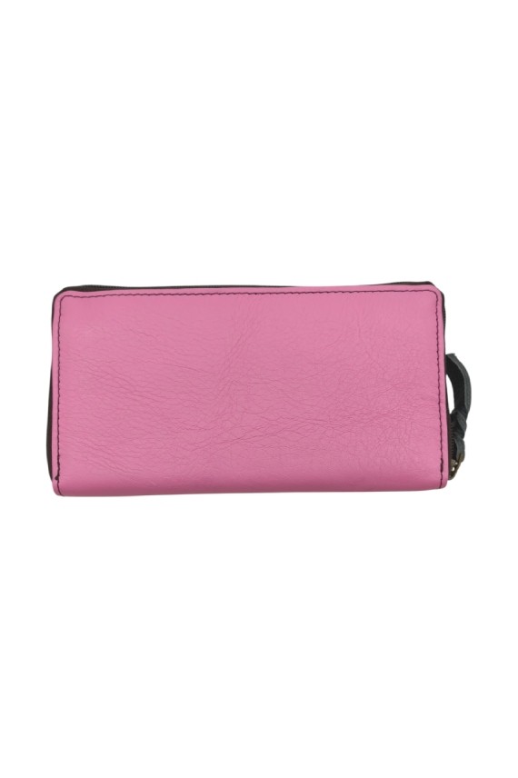 Cartera Carla de piel sostenible rosa con franja azul y detalle animal print, diseño artesanal de Soruka.