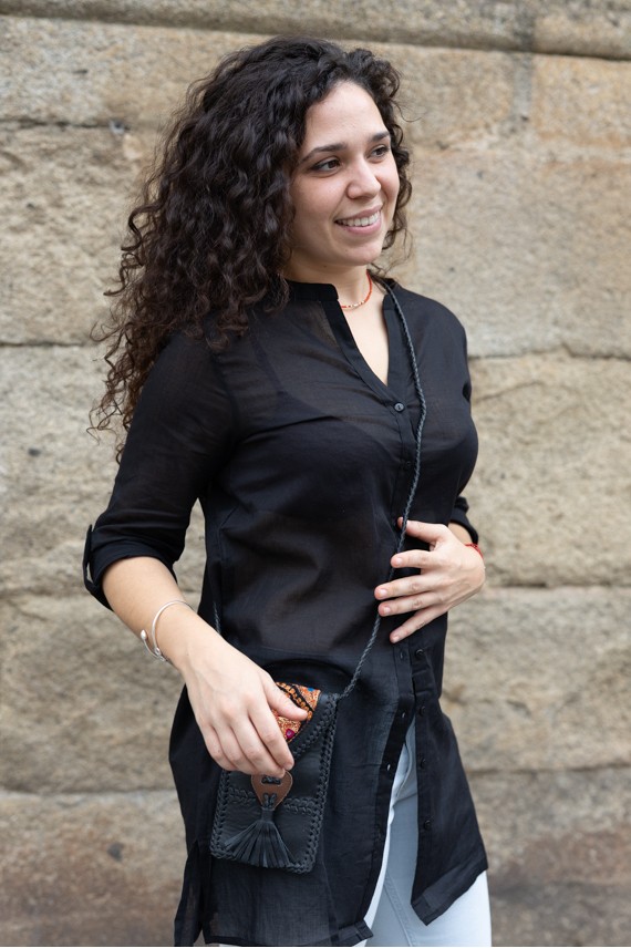 Bolso phone de piel negra con solapa banjara bordada y trenzado artesanal, diseño boho de Samarkanda.