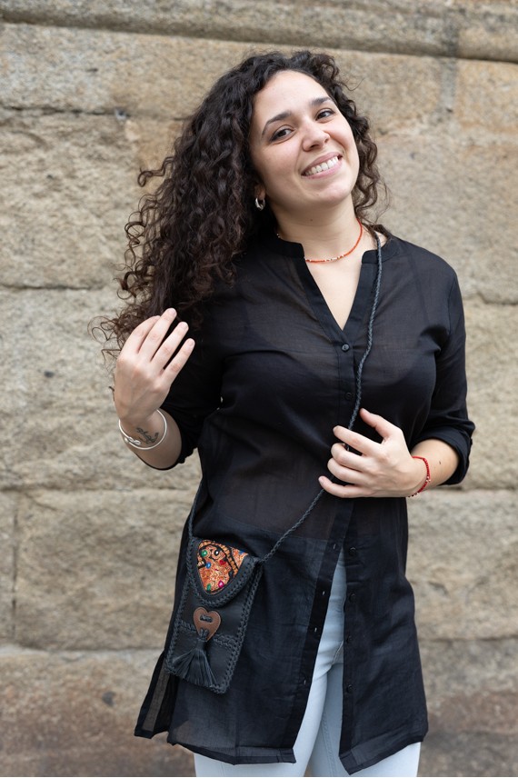 Bolso phone de piel negra con solapa banjara bordada y trenzado artesanal, diseño boho de Samarkanda.