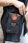 Bolso phone de piel negra con solapa banjara bordada y trenzado artesanal, diseño boho de Samarkanda.