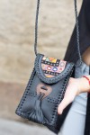 Bolso phone de piel negra con solapa banjara bordada y trenzado artesanal, diseño boho de Samarkanda.