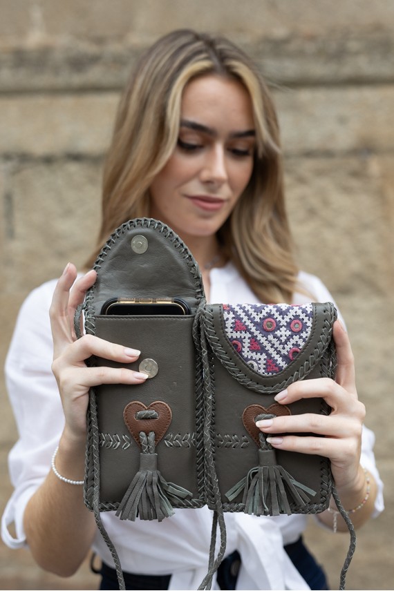 Bolso phone de piel gris con solapa banjara bordada y asa trenzada artesanal, diseño boho de Samarkanda.