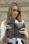 Bolso phone de piel gris con solapa banjara bordada y asa trenzada artesanal, diseño boho de Samarkanda.