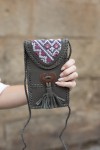 Bolso phone de piel gris con solapa banjara bordada y asa trenzada artesanal, diseño boho de Samarkanda.
