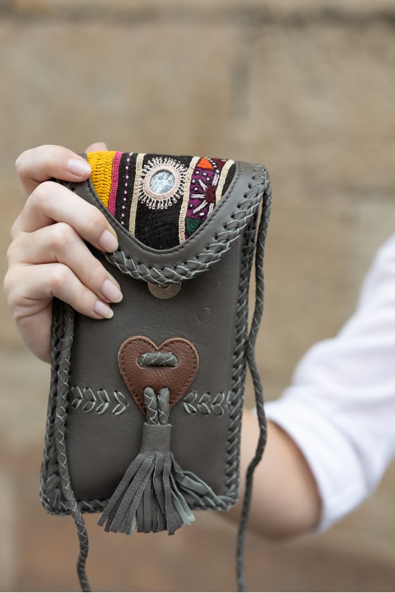 Bolso phone de piel gris con solapa banjara bordada y asa trenzada artesanal, diseño boho de Samarkanda.