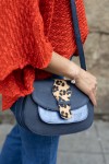 "Bolso de piel sostenible Violet Loop reversible con solapa animal print de Soruka, diseño artesanal boho chic Samarkanda."