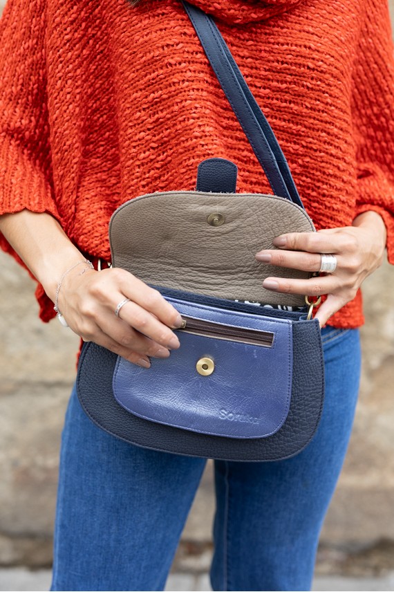 "Bolso de piel sostenible Violet Loop reversible con solapa animal print de Soruka, diseño artesanal boho chic Samarkanda."