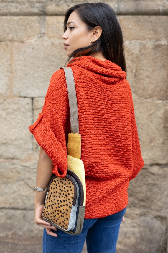 "Bolso bandolera de piel sostenible Soruka con animal print de topitos, hecho a mano, diseño artesanal y ecológico Samarkanda."