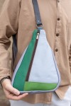 "Bolso bandolera unisex de piel sostenible Soruka con diseño patchwork en tonos verde, gris y celeste.