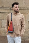 "Bolso bandolera unisex de piel sostenible Soruka en patchwork de tonos naranja, rojo y gris, diseño artesanal y ecológico