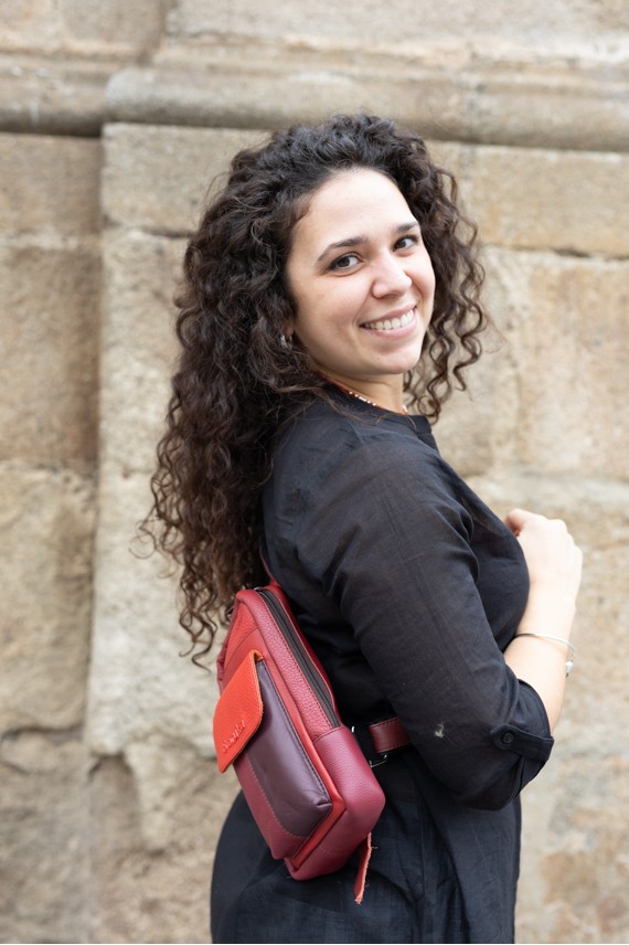 "Bolso bandolera Hailey Sling de piel sostenible Soruka con bolsillos frontales y diseño patchwork artesanal