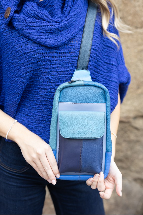 "Bolso bandolera Hailey Sling de piel sostenible Soruka con bolsillos frontales y diseño patchwork artesanal