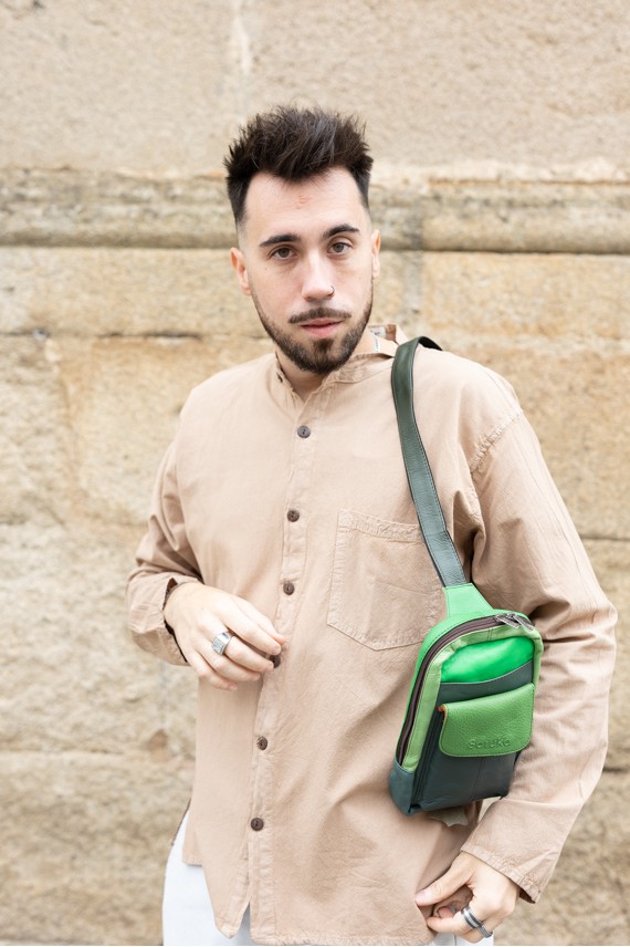 "Bolso bandolera Hailey Sling de piel sostenible Soruka con bolsillos frontales y diseño patchwork artesanal