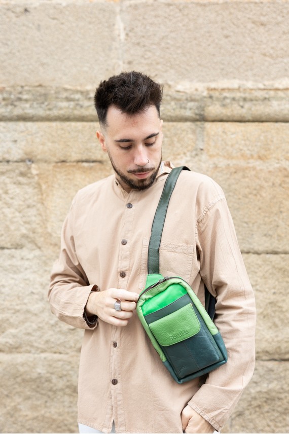 "Bolso bandolera Hailey Sling de piel sostenible Soruka con bolsillos frontales y diseño patchwork artesanal