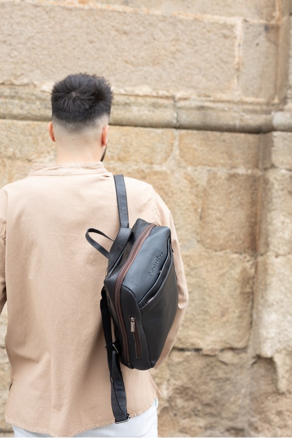 Bolso mochila de piel sostenible Soruka en color negro liso, convertible en bolso bandolera