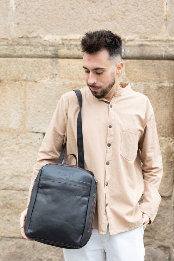 Bolso mochila de piel sostenible Soruka en color negro liso, convertible en bolso bandolera