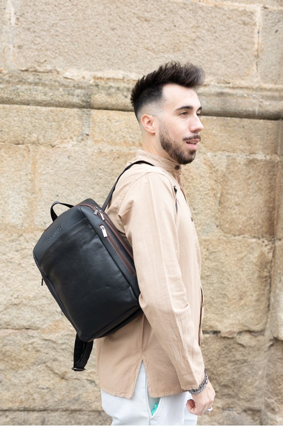 Bolso mochila de piel sostenible Soruka en color negro liso, convertible en bolso bandolera