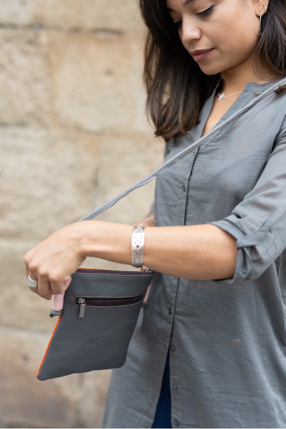 "Bolso Saida Small Crossbody de piel sostenible Soruka, disponible en tres colores, diseño artesanal