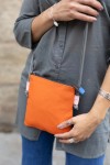 "Bolso Saida Small Crossbody de piel sostenible Soruka, disponible en tres colores, diseño artesanal