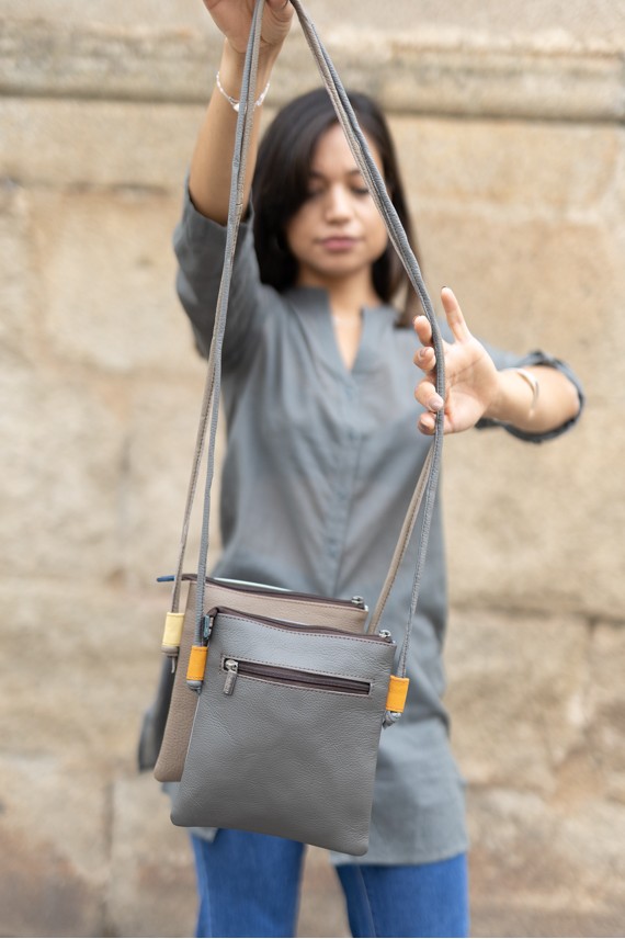 "Bolso Saida Small Crossbody de piel sostenible Soruka, disponible en tres colores, diseño artesanal