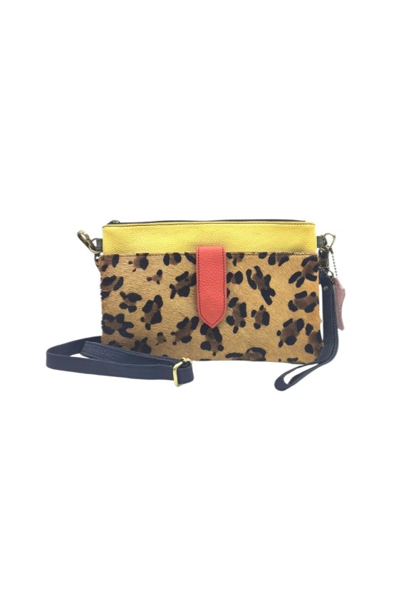 Bolso Soruka Nikki en piel sostenible, con animal print de leopardo y detalles en amarillo.