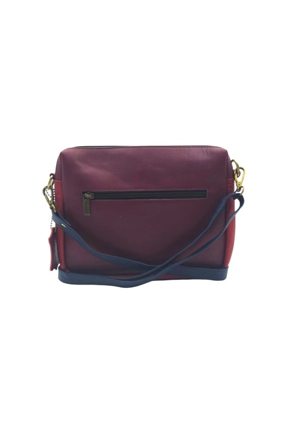 “Bolso Cher Soruka de piel reciclada en colores verde, azul y rojo, diseño artesanal sostenible con lengüeta reversible.”