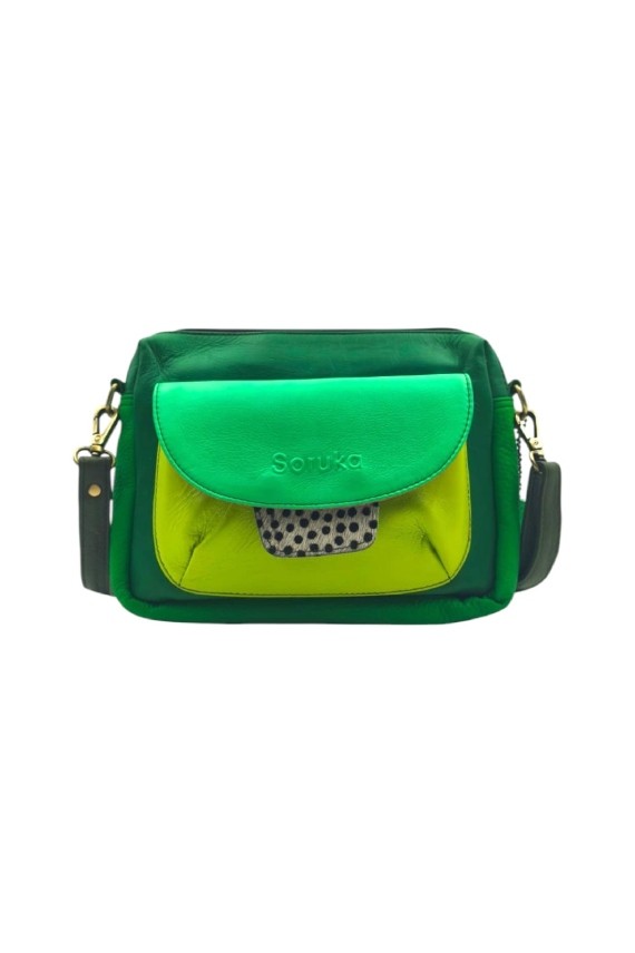 “Bolso Cher Soruka de piel reciclada en colores verde, azul y rojo, diseño artesanal sostenible con lengüeta reversible.”