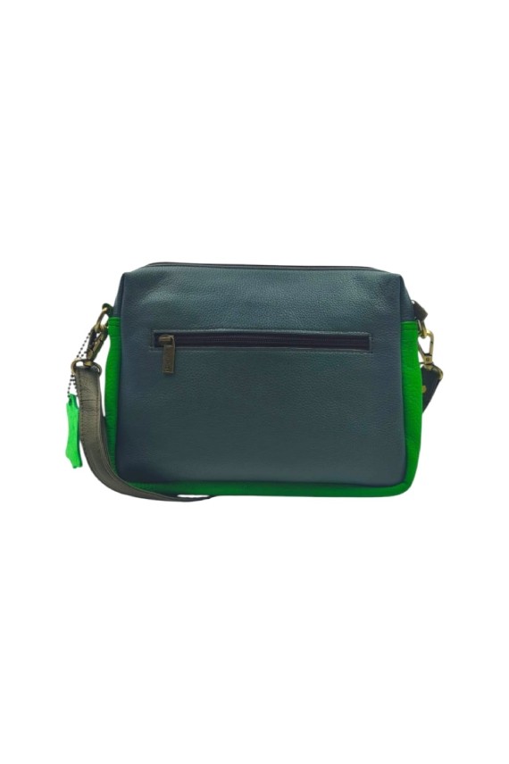 “Bolso Cher Soruka de piel reciclada en colores verde, azul y rojo, diseño artesanal sostenible con lengüeta reversible.”