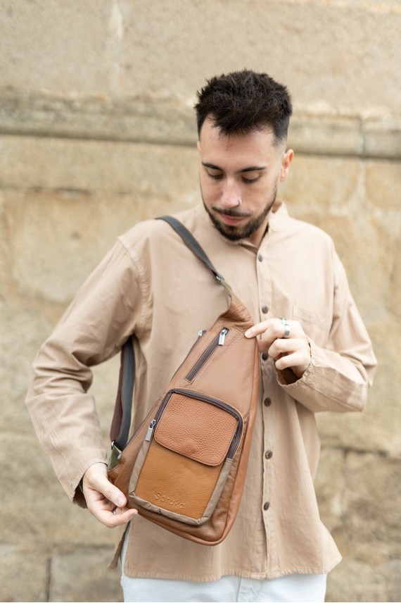 Bolso bandolera de piel sostenible Soruka con varios compartimentos y bolsillo antirrobo, hecho a mano, estilo boho chic.