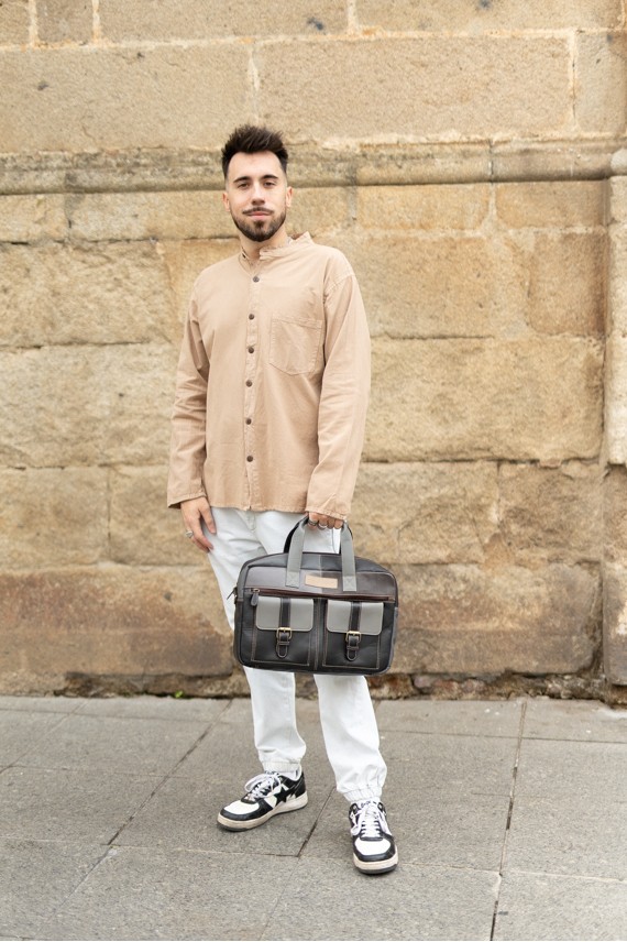 Maletín Mary Soruka en piel reciclada, hecho a mano en tonos negro y gris.