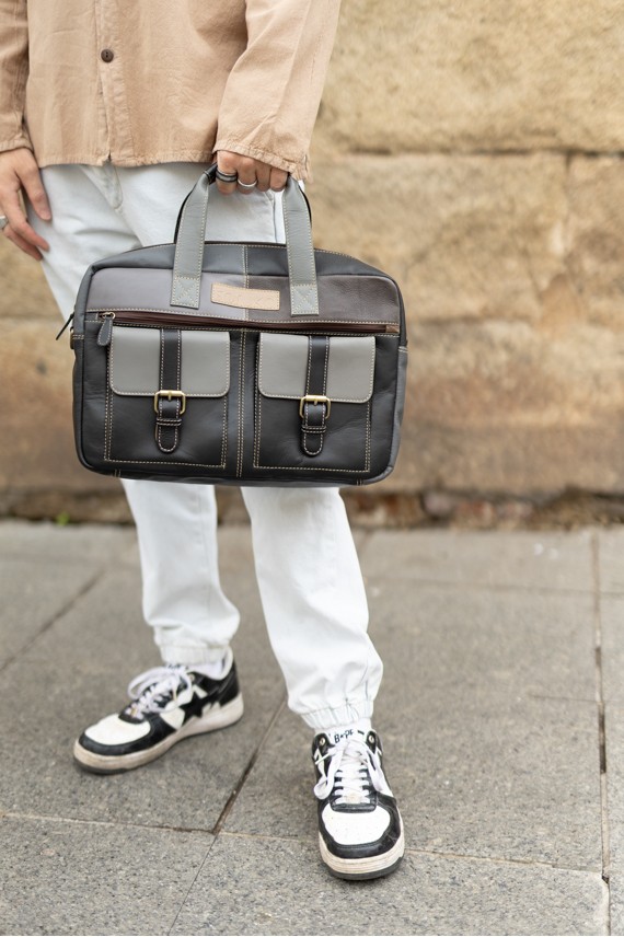 Maletín Mary Soruka en piel reciclada, hecho a mano en tonos negro y gris.